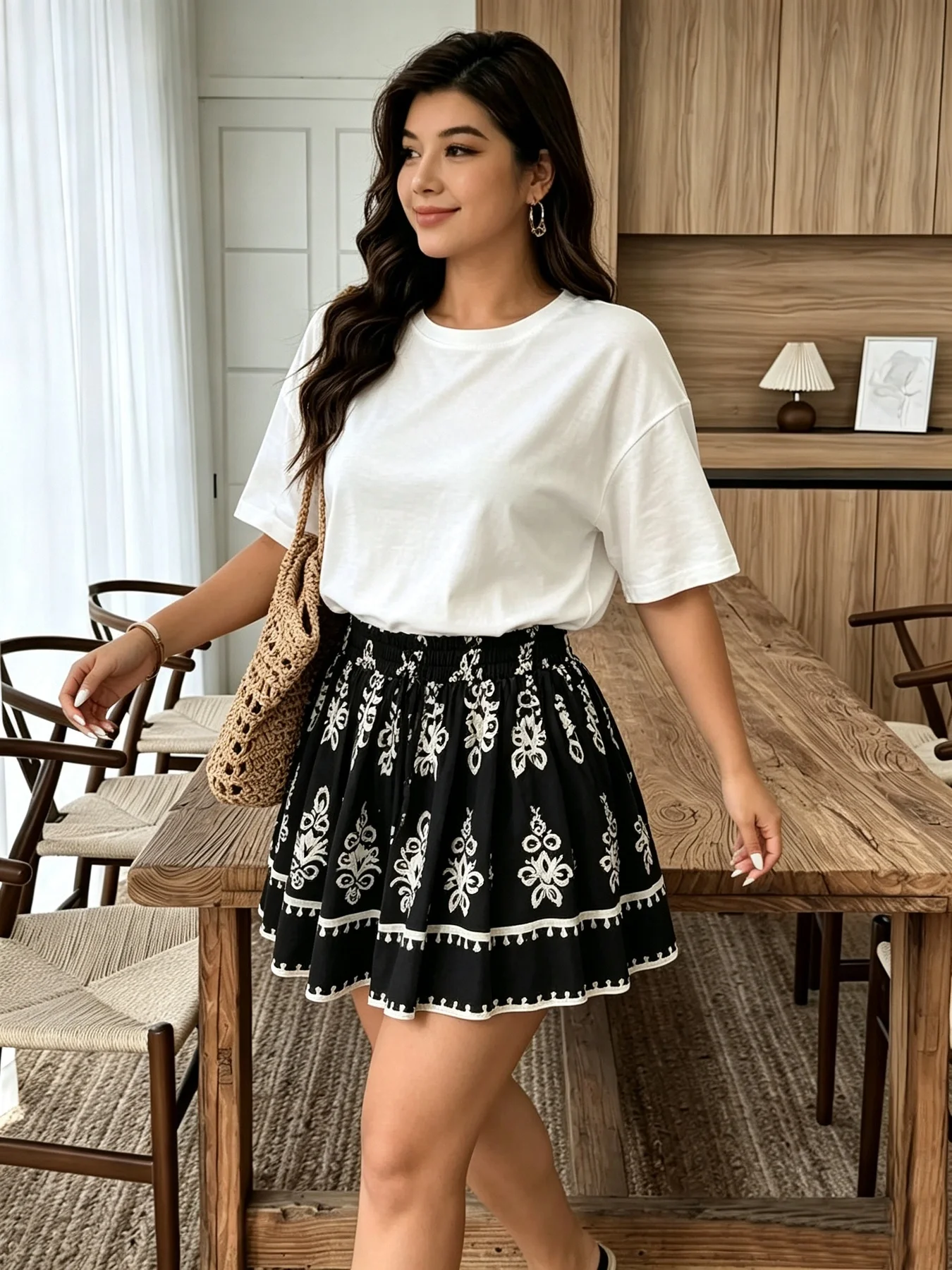 Elegantes Damen-Set: einfarbiges T-Shirt mit Rundhalsausschnitt und kurzer Rock mit elastischem Bund, lässiges, modisches Outfit mit geometrischem Muster. – Detail 6