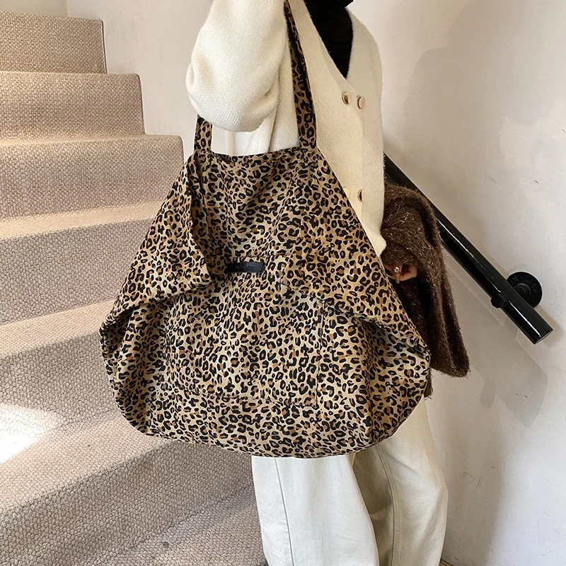 Lona zíper 2024 novo designer bolsa de ombro leopardo impressão grande capacidade popular moda sacola macio simples versátil bolsa