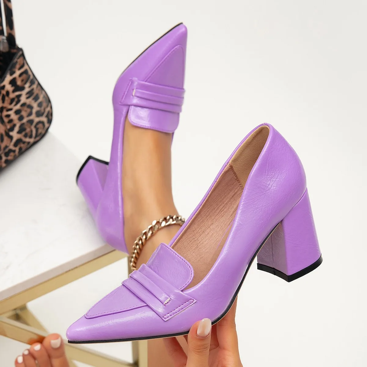 

Фиолетовые женские лоферы на толстом каблуке с острым носком из лакированной кожи, в ретро-стиле, элегантные туфли, новая модная обувь для повседневной носки.