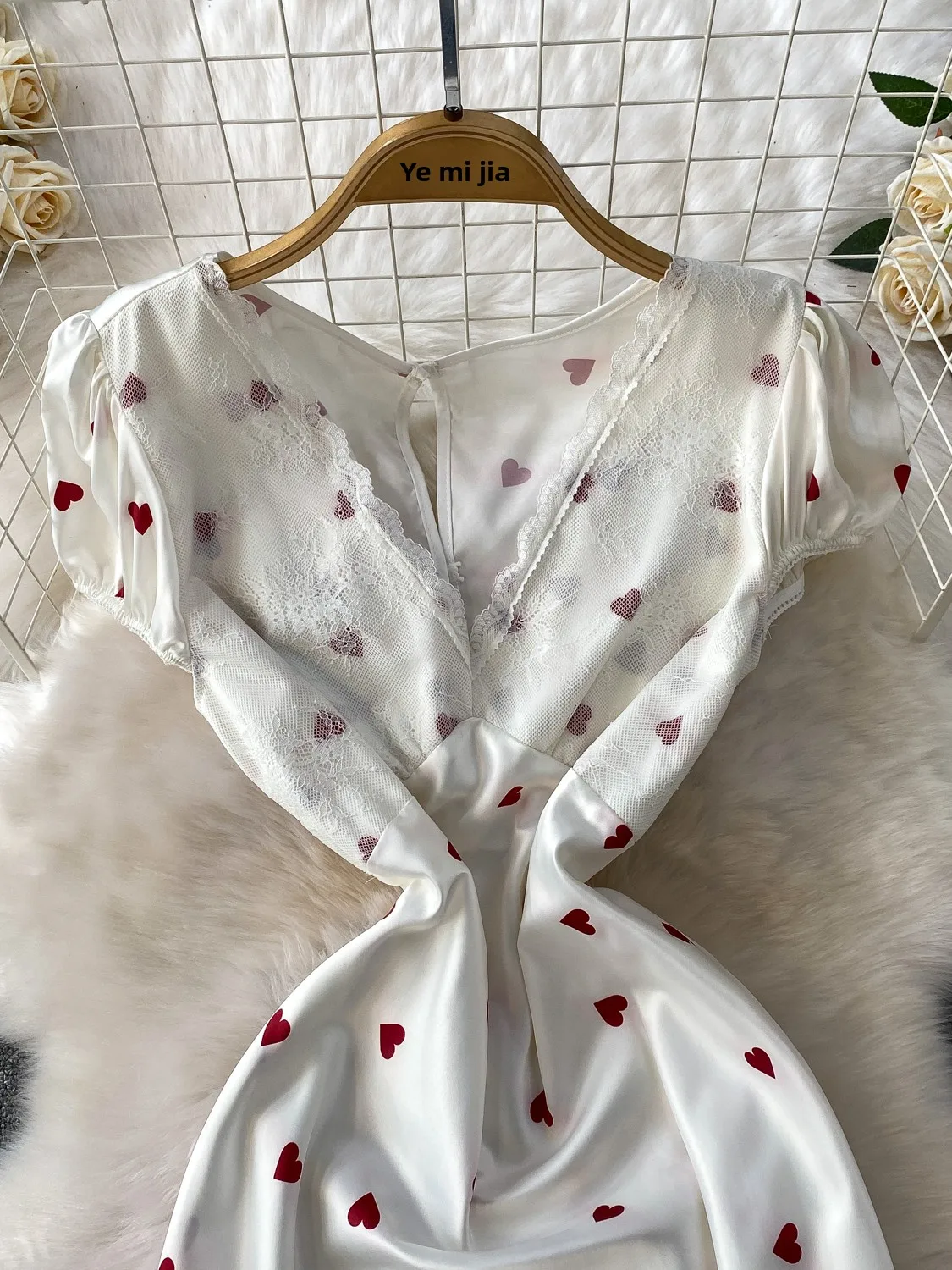 Długa sukienka damska z koronkowym wykończeniem, dekoltem w serek, satynowym nadrukiem, wysokim stanem, o kroju litery A, letnia moda.