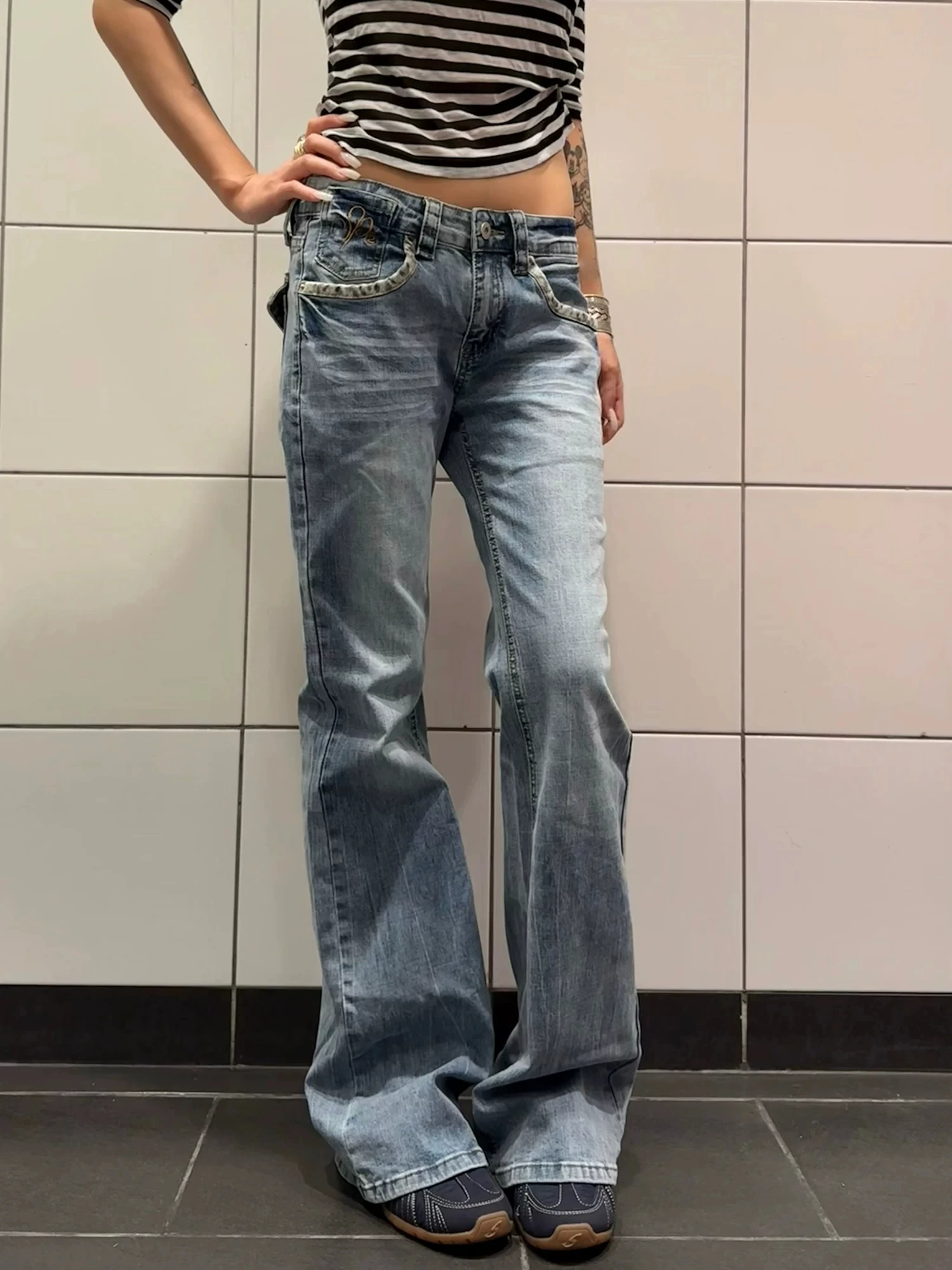 Calça Jeans Micro Flare Lavada com Estampa de Leopardo Retrô Americana, Design Unissex, Efeito Emagrecedor, Calça Longa da Moda