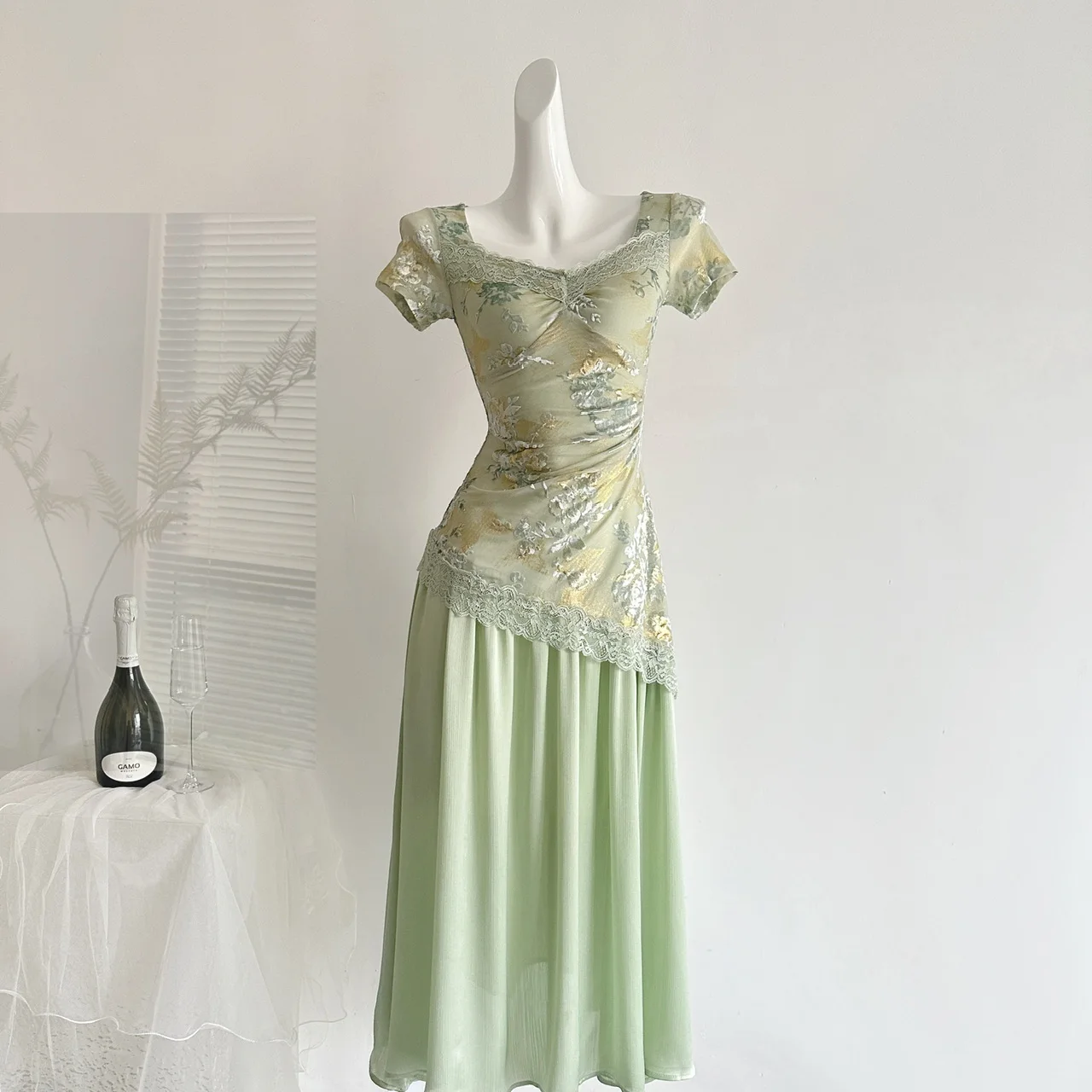 

Elegant Southeast Asian Women's Dress Beautiful Cold Tone Floral Short Sleeve Patchwork Waist Cinched Maxi Skirt Polyester