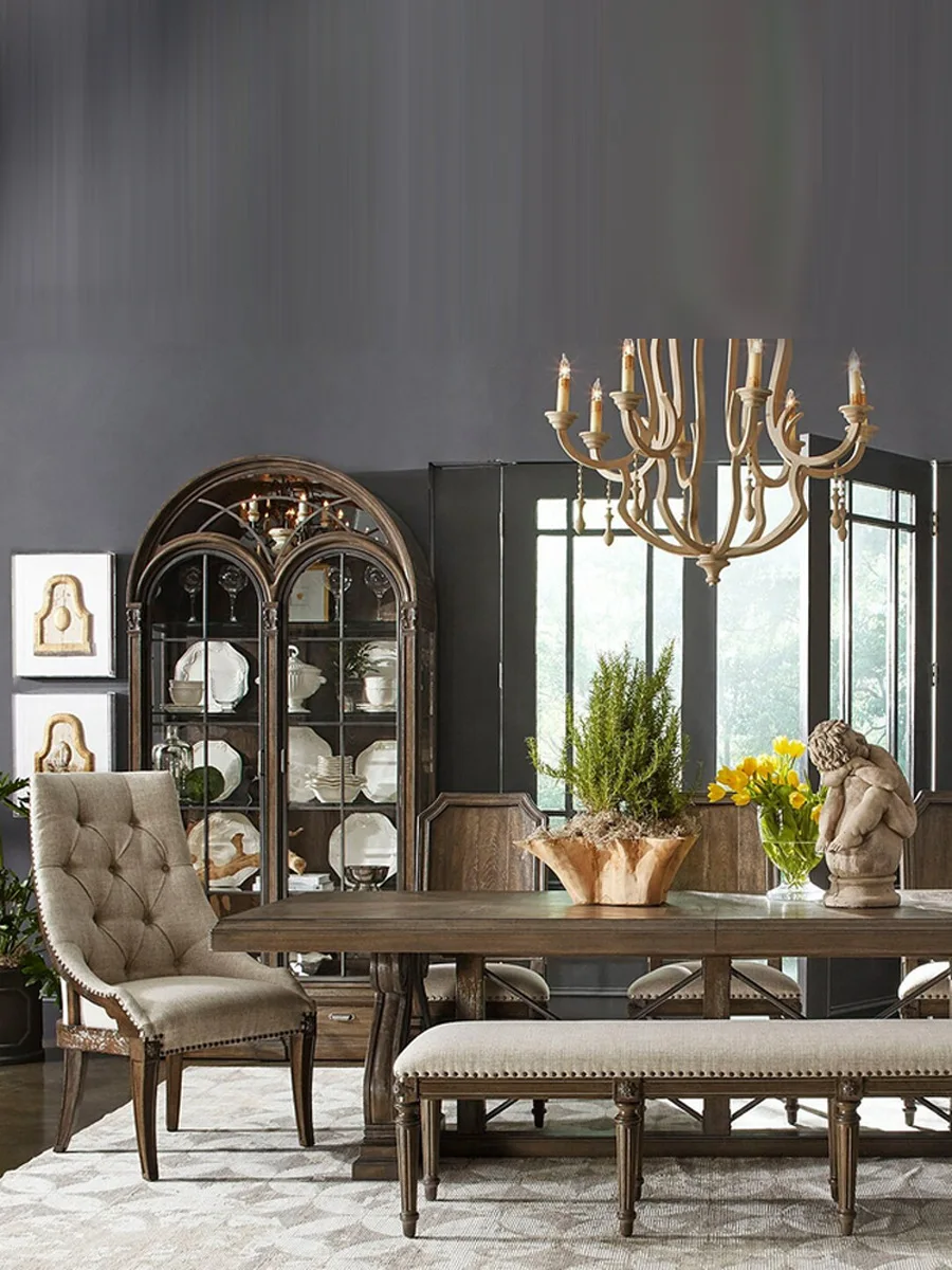 Soggiorno retrò francese contro la porta in vetro dell'armadietto alto in legno massello a parete