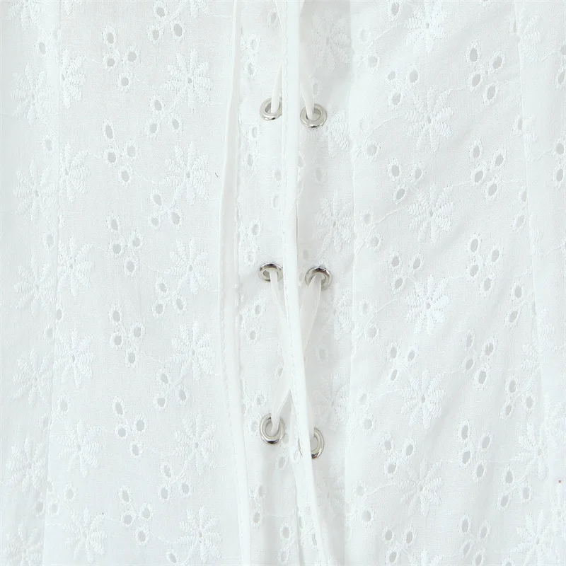 2026 Frühling Neuerscheinung Modisches Trendiges Sexy Petite Weißes 'First Love' Cut-out Stickerei-Lochstickerei Schnür-Kurzarmkleid