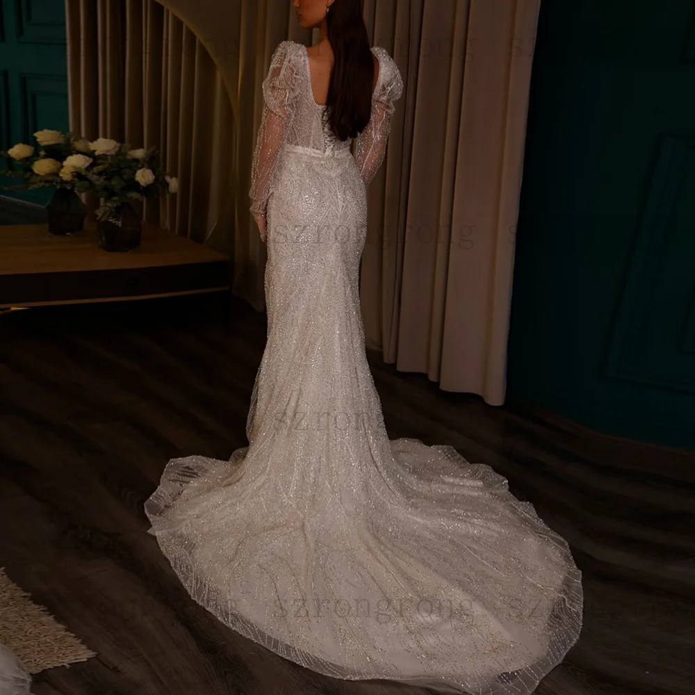 Abito da sposa glamour personalizzato con scollo a V e perline in cristallo, manica lunga da illusione, abito da damigella d'onore con spacco laterale a sirena sexy con strascico