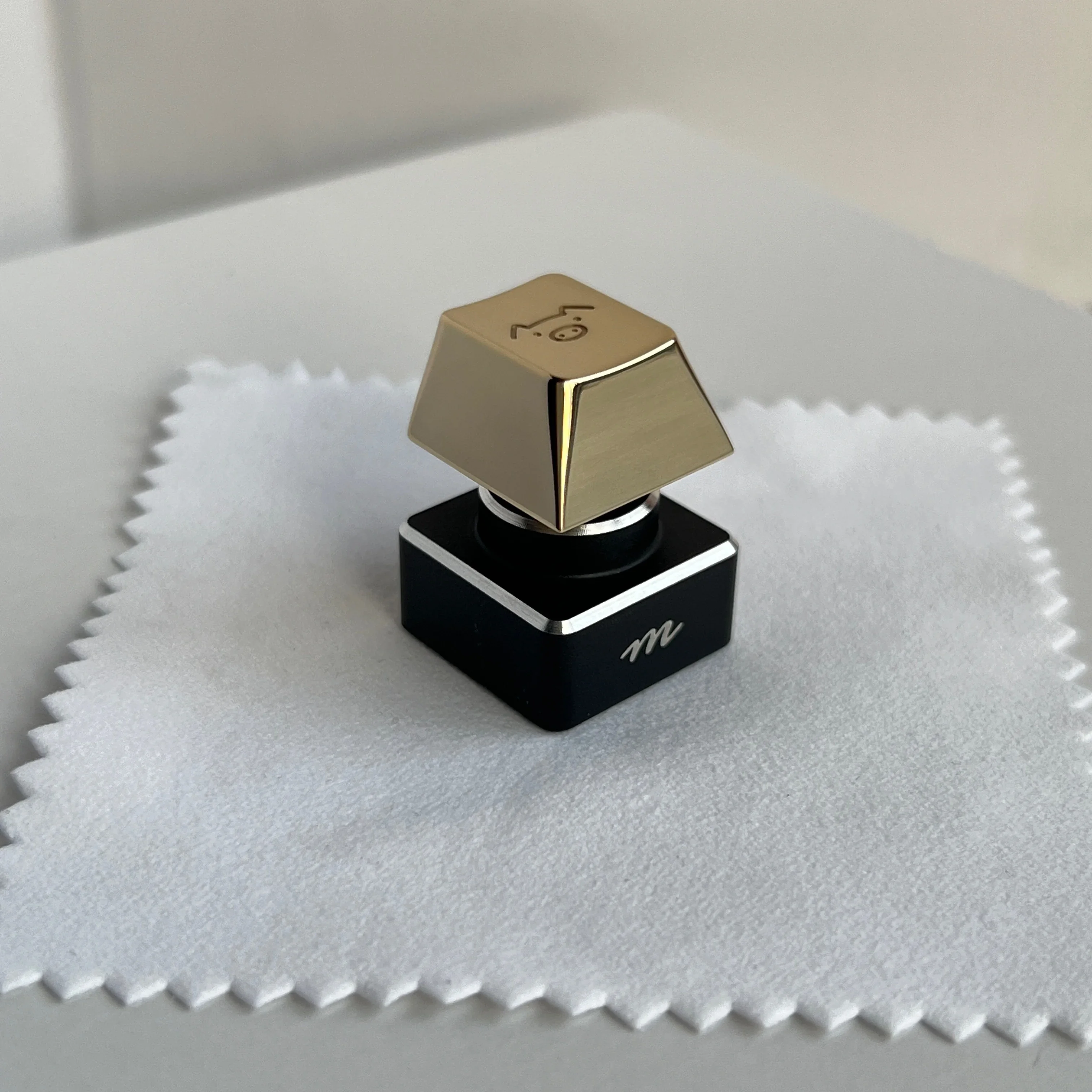 

Brass little golden pig, simple personality ESC metal keycap CNC manual mirror polished original R4 mechanical keyboard