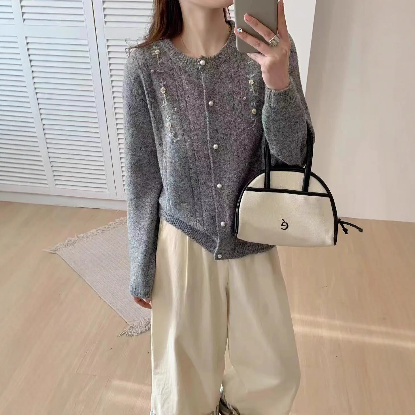 

Korean Version V-neck Simple Flower Six Button Temperament Cardigan Loose and Slimming Sweater Knitted Jacket for Women