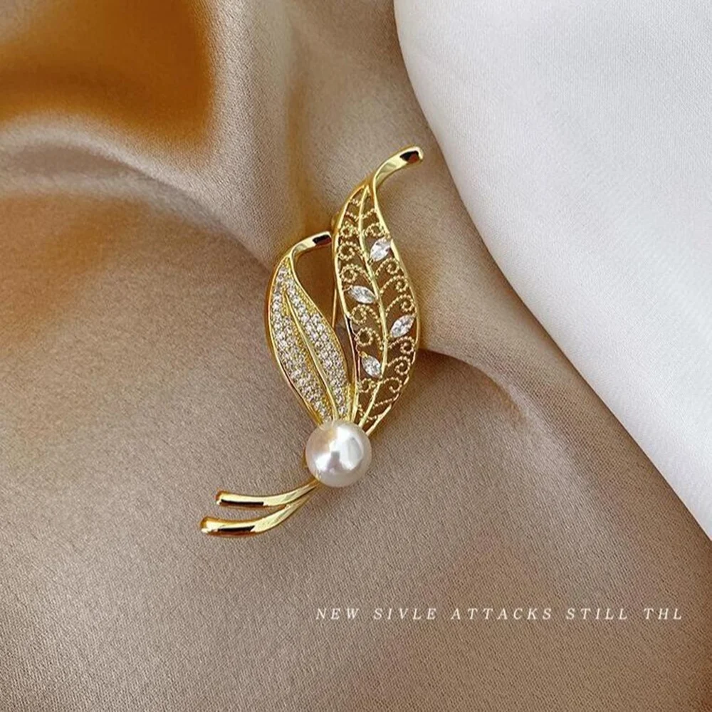Fashionable leaf pearl colored zircon brooch, anti-exposure brooch for women, metal button to fix clothes, wedding party gift