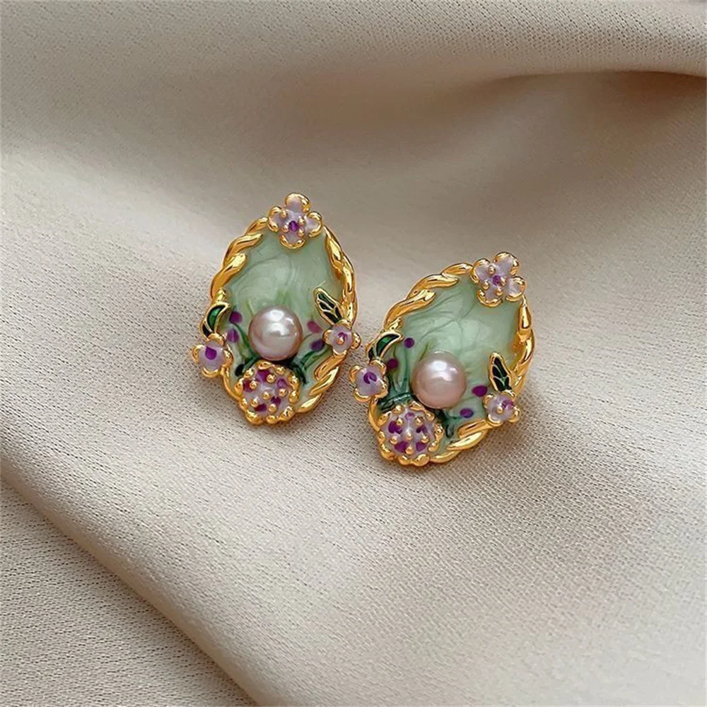 These are unique and elegant Monet Garden-inspired retro oil painting style stud earrings. They exude a sense of sophistication