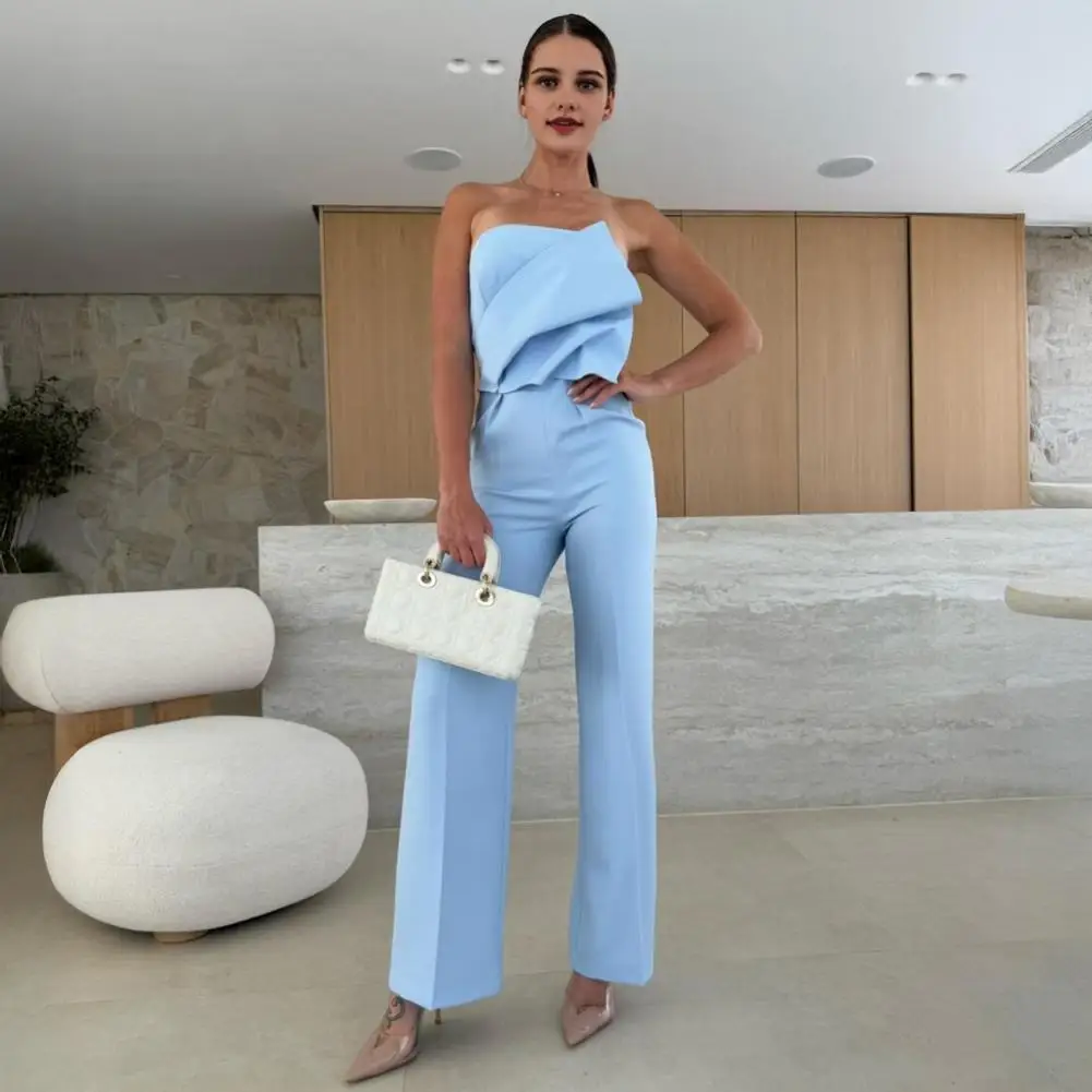 女性の背中の開いたジャンプスーツ エレガントな女性のストラップレスジャンプスーツ スタイリッシュなオフショルダーロンパース ハイウエスト ワイドレッグ シック 女性用