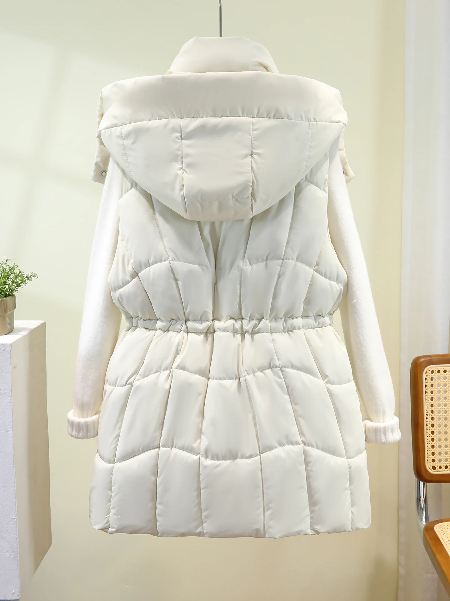 سترة نسائية من القطن لخريف وشتاء جديد 2025 ملابس خارجية أوروبية بقلنسوة متوسطة الطول وخصر مقصوص وسادة كتف