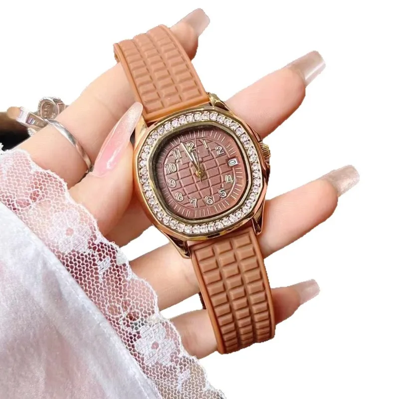 ​ ​ 2025 ساعة كوارتز نسائية سوار فولاذي غير قابل للصدأ كريستال الياقوت مقاوم للماء تقويم مضيء ساعة عصرية كاجوال للأعمال