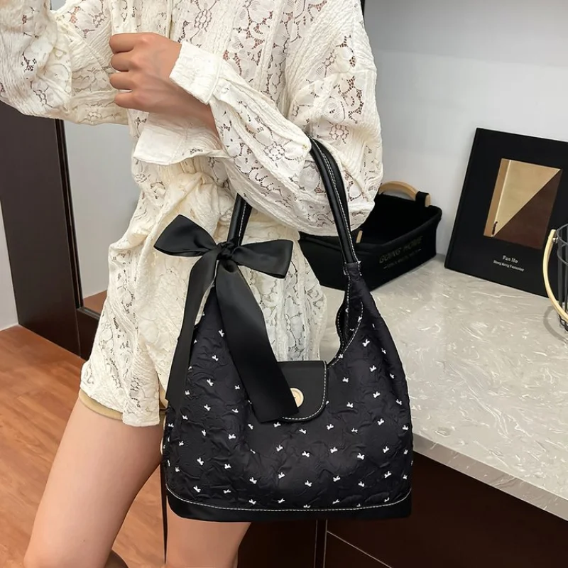 

Ladies Shoulder Bag Made Of Fine Leather Boasting Famous Designer Inspired And Paris Elegant Commuter Look​