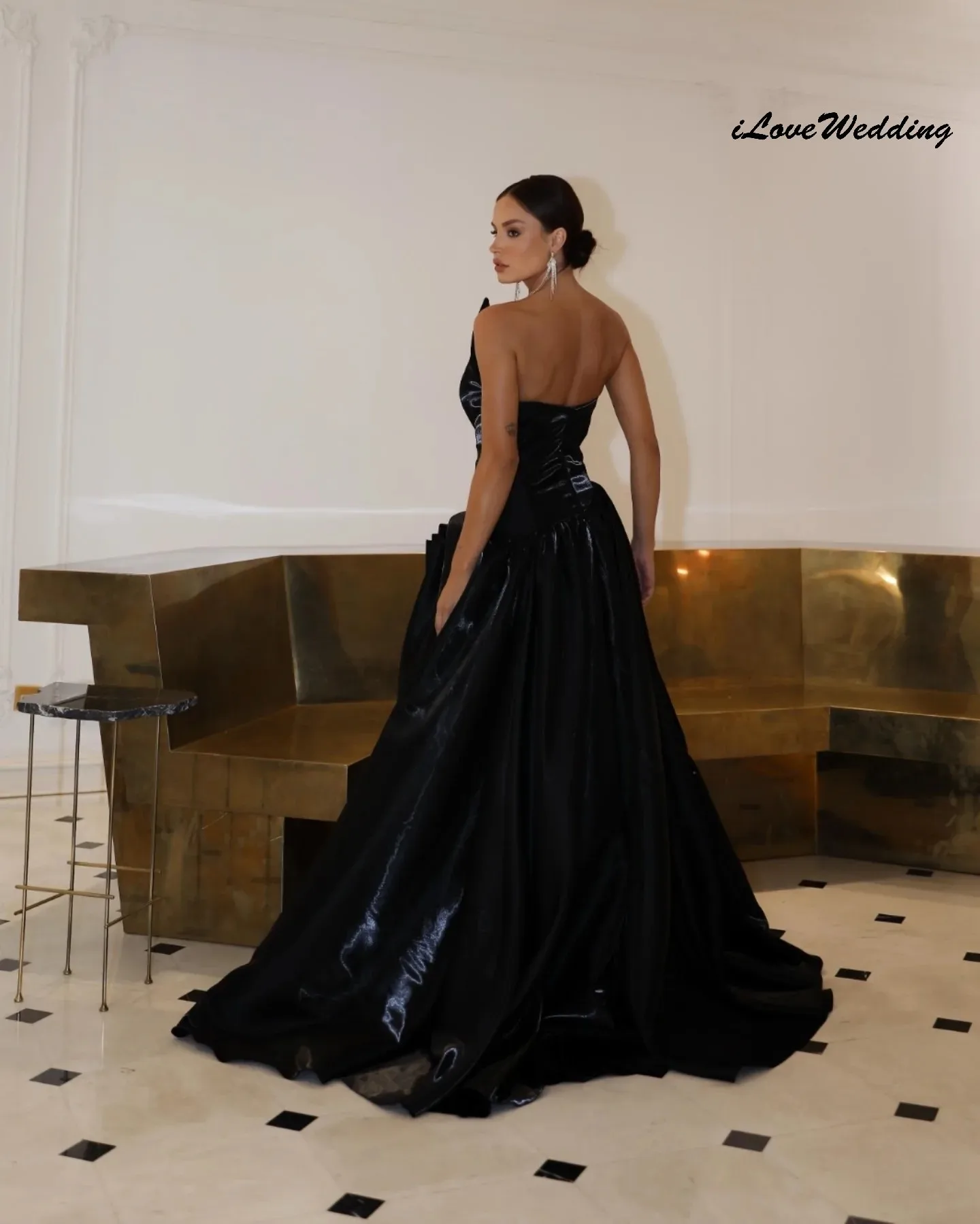 Vestidos de fiesta negros sin mangas de una línea 2025, vestido de fiesta largo elegante para mujer, vestidos formales plisados con tren de barrido sin espalda personalizados