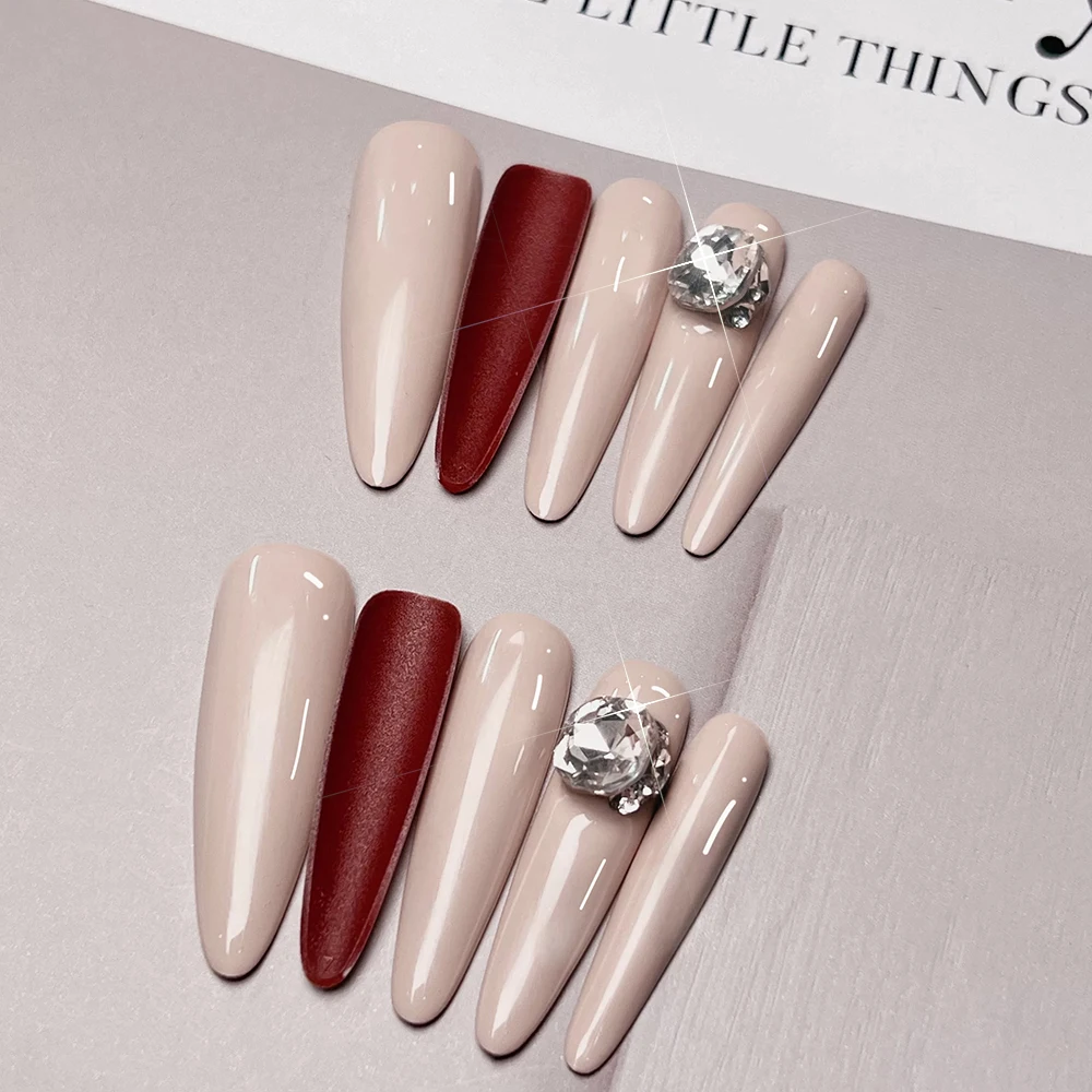10 pz. Unghie Finte Lunghe a Stiletto Nude con Sfondo Rosso Elegante, Copertura Completa, Strass Grandi 3D, Punte per Unghie da Donna