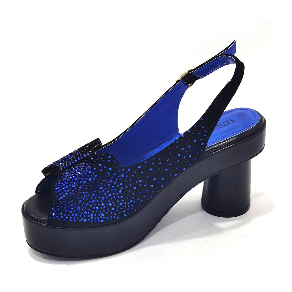 صنادل زرقاء اللون ممتازة للنساء 2024 أحذية زفاف فاخرة بكعب عالٍ تصميم حجر الراين مجموعة أحذية وحقائب للحفلات