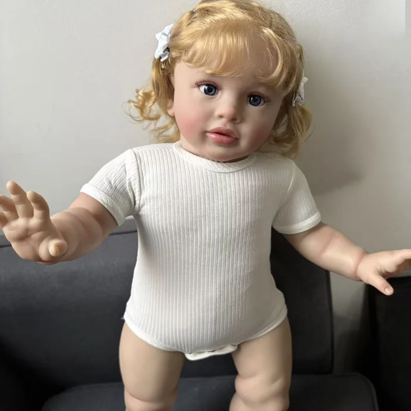 25-calowa ręcznie robiona lalka reborn, realistyczna dziewczynka, z złotymi kręconymi włosami, wielowarstwowa malowana skóra 3D z widocznymi żyłkami.