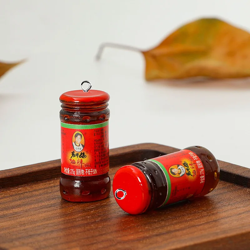 10 Uds. Botella de salsa de chile china, dijes de resina, bonito llavero de comida de pasta simulada, colgante de collar DIY para fabricación de joyas