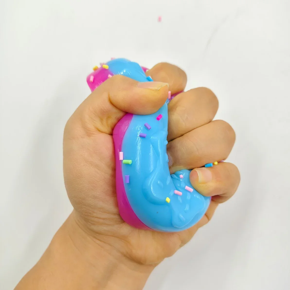 Needoh Dippin Dazzler Ei-Donut Stressabbau-Squishy-Würfel – Anti-Angst-Quetschspielzeug für Konzentration, ADHS-Unterstützung, Geschenke für Menschen mit besonderen Bedürfnissen. – Detail 6