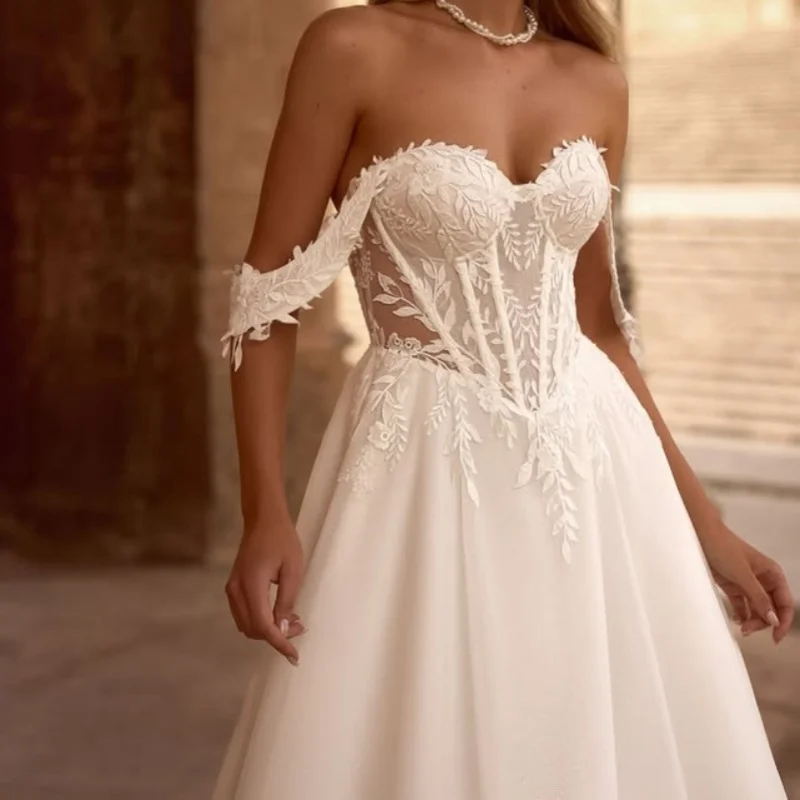 

Customized simple white satin Royal Wedding Dresses Long tail glitter decal Lace applique Tull Made Robe De