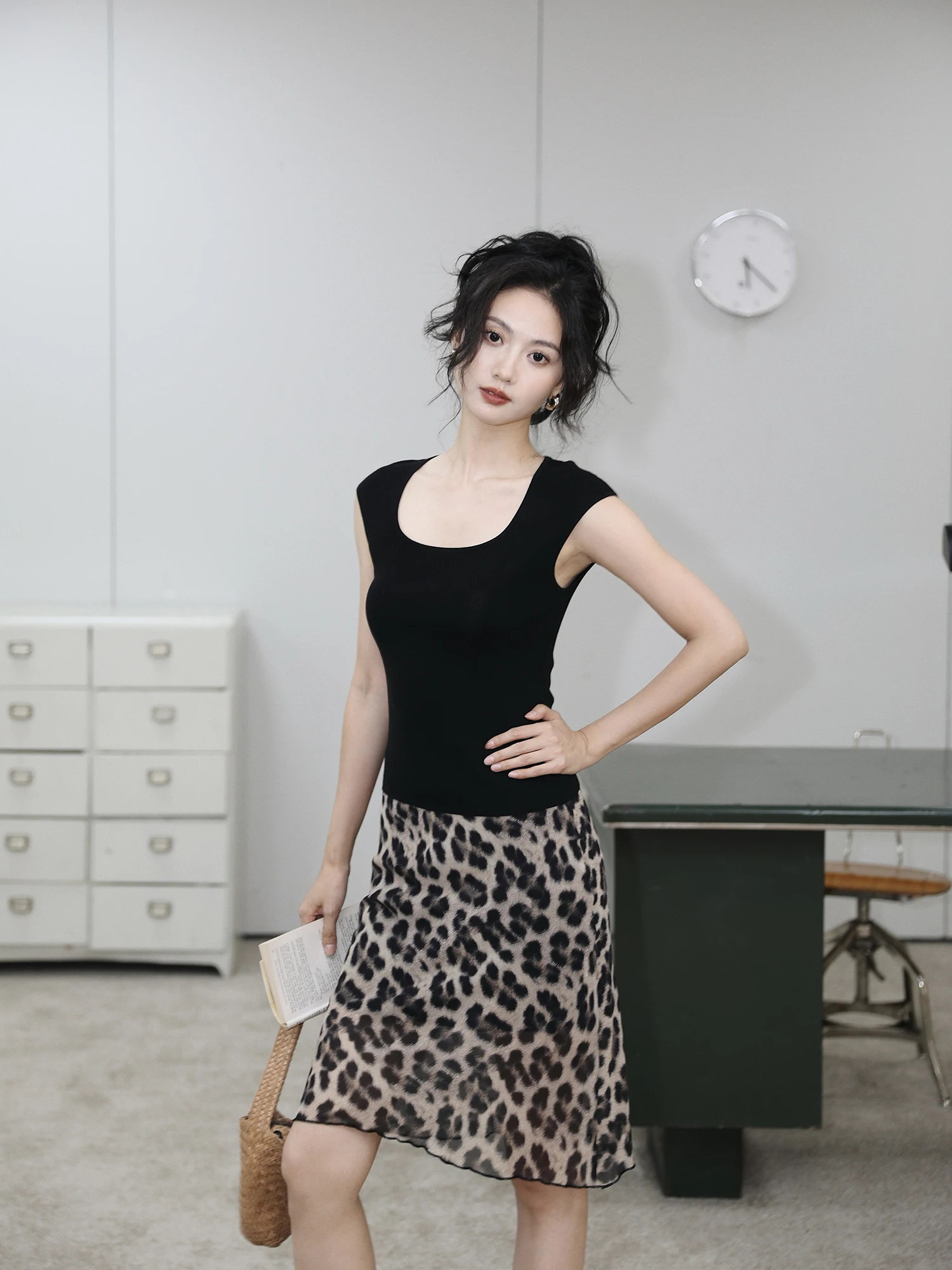 

TAIYANG OFFICE Silk Blend Knitted Slim Fit Black T-Shirt Women's Summer Sleeveless Square Collar Top Outerwear