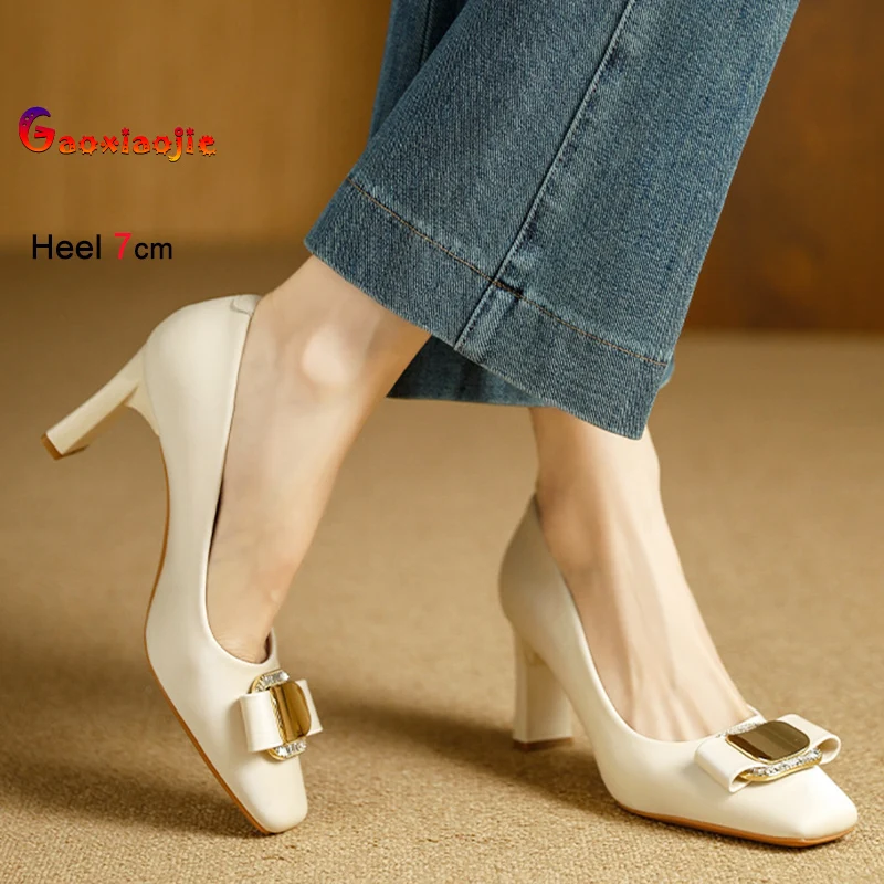 

Летние женские туфли на каблуке с блестящими стразами и пряжкой, модные, белые, на каблуке 7 см, с квадратным носком, удобные для прогулок на улице