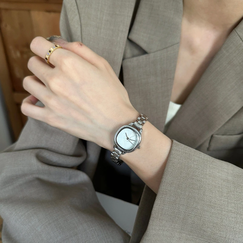 Fashionally simple quartz watch for ladies - 2025 new model. Compact and exquisite. Trendy for students. High-end ladies' watch.