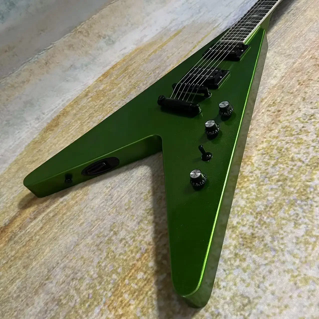 Fly-V Electric Guitar, Mahogany Body, Metallic Green Color, Rosewood Fingerboard, Black Hardware, 6 Strings, Free Ship гитара