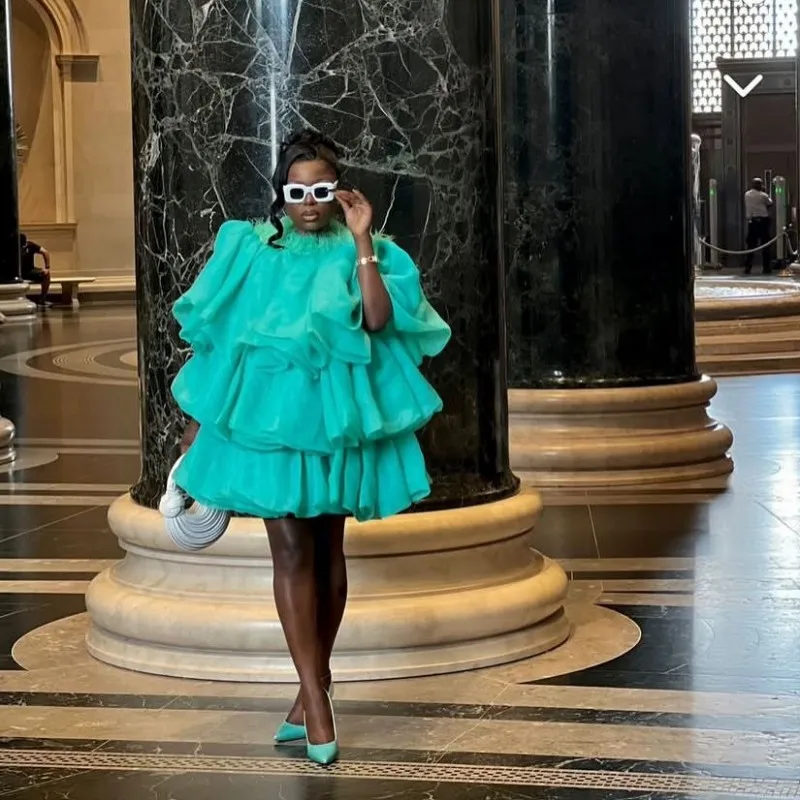 Modische Damenkleider, abgestufte Rüschen, Federn, üppige, handgefertigte Ballkleider, Tüll, lila, geschichtet, kurzes formelles Kleid mit Ärmeln