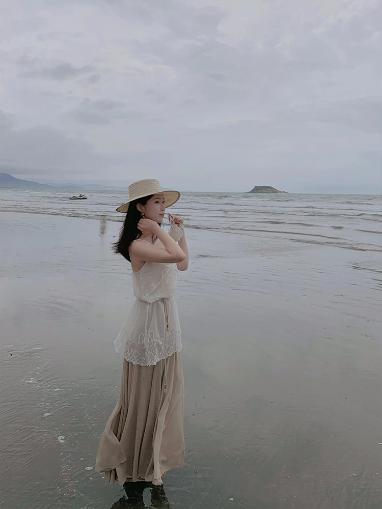 

Длинное кружевное платье-комбинация с вышивкой и многослойной юбкой в светло-бежевом цвете, создающее сказочную атмосферу, от Feng Xia...