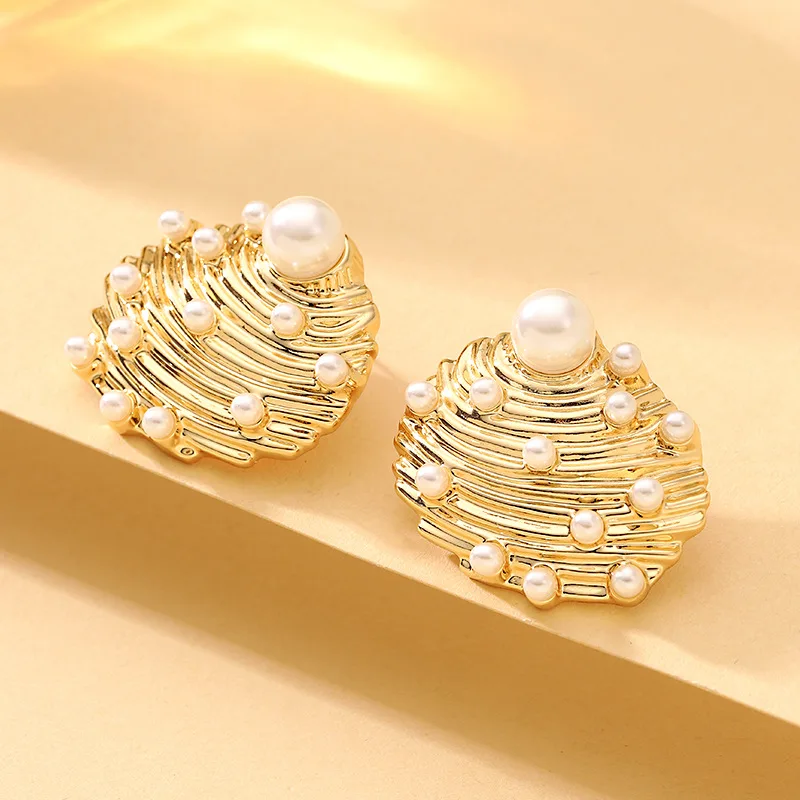 

Fashionable, exquisite, fresh, holiday style, conch textured pearl stud earrings, niche light luxury and high-end earrings