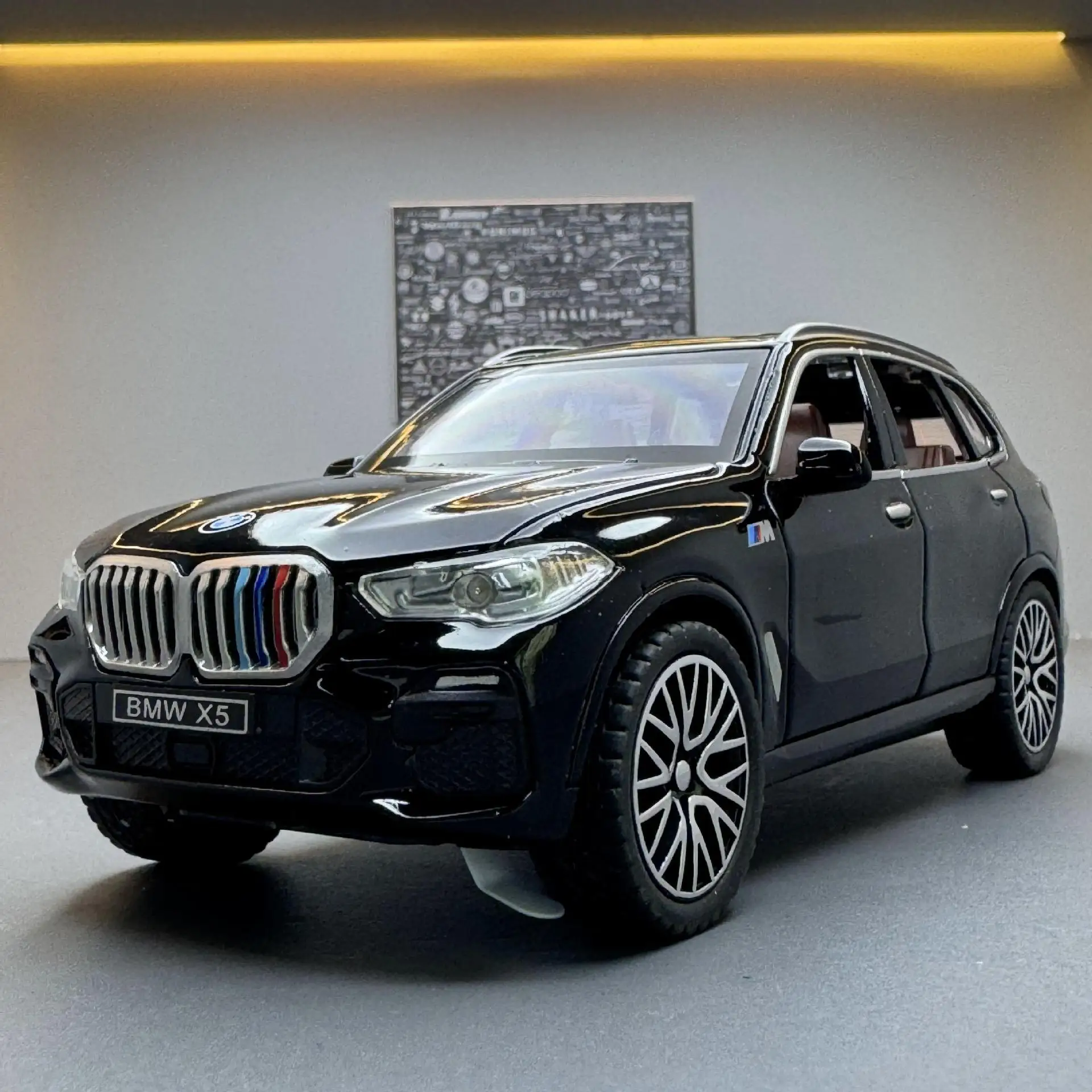 1:32 BMW X5 SUV Alloy Car Diecast Model Sound & Light Pull Back Toy Car Central Control Ornaments Trendy Display Ornament Toy