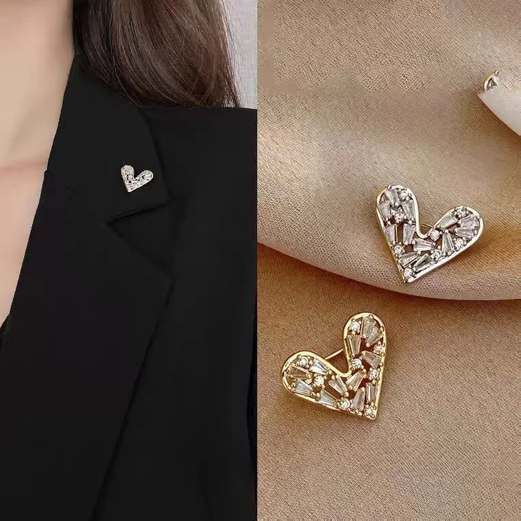 Crystal Lovely Heart Brooch for Women Personality Collar Pin 2 Color Anti-slip Buckle Rhinestone Breastpin Suit Accessories Gift