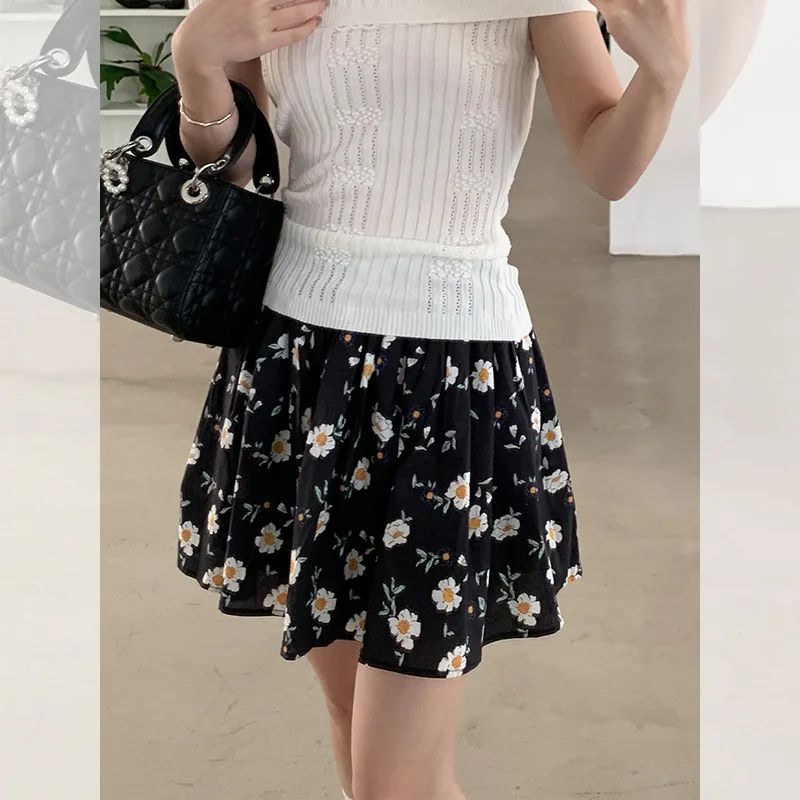 Franse stijl zwarte bloemen korte rok voor dames zomer 2025, nieuwe hoge taille A-lijn elastische taartrok, kleine halve rok