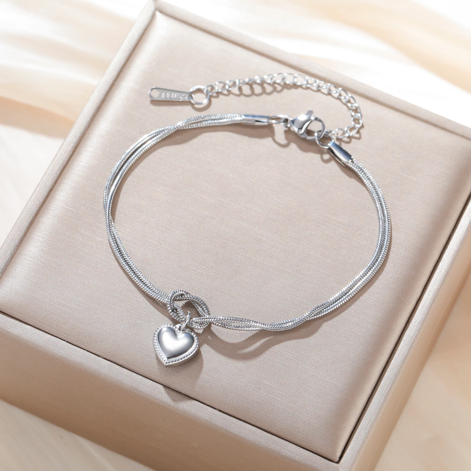Trendiges Herz-Charm Damenarmband Edelstahl Liebesknoten Schlangenkette Armband Mädchen Geburtstag Muttertag Geschenk 2026 Neu