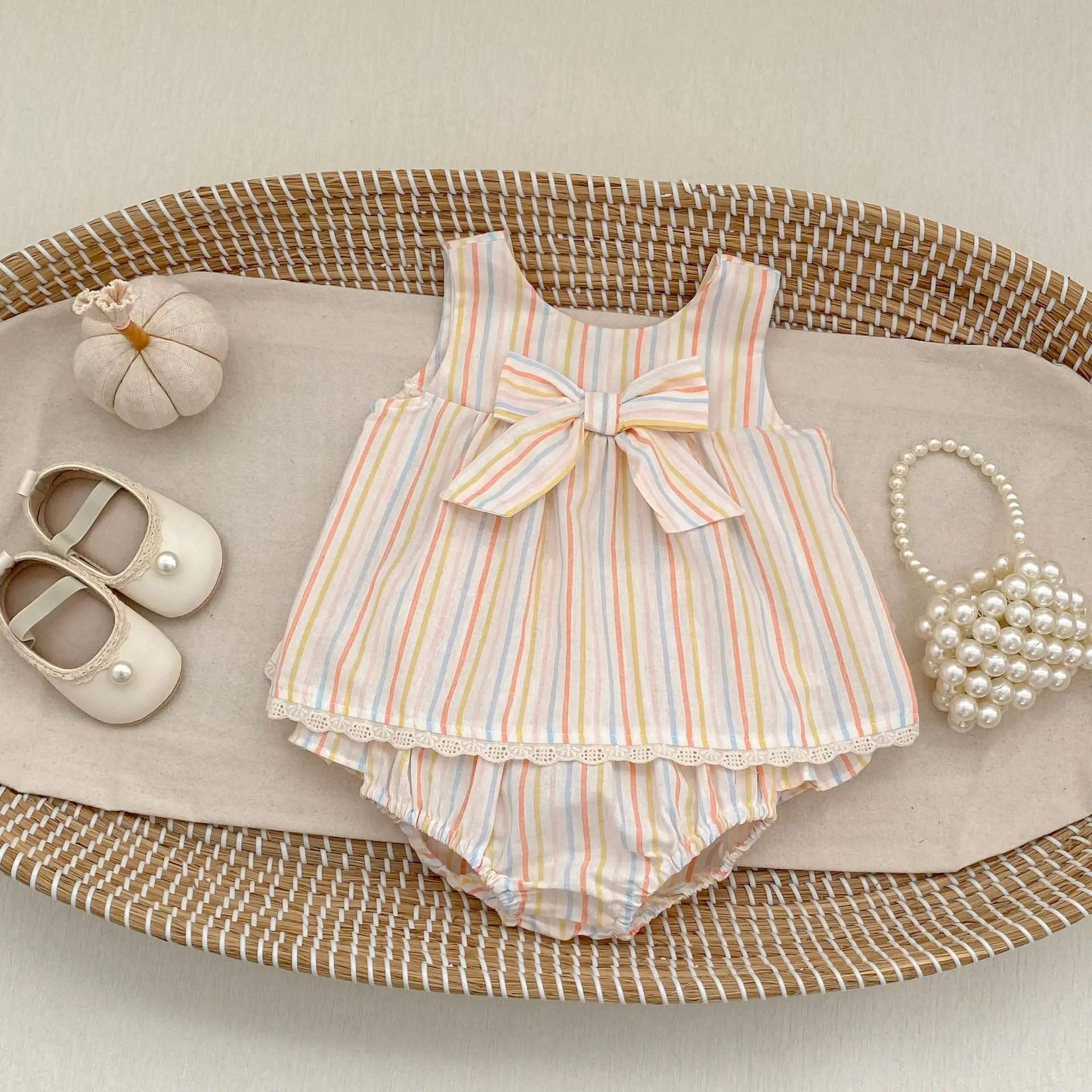 

Летний новый комплект одежды для малышей 2026: модный топ без рукавов с бантом для девочек + шорты из полипропилена, 2 предмета, полосатый костюм для малышей