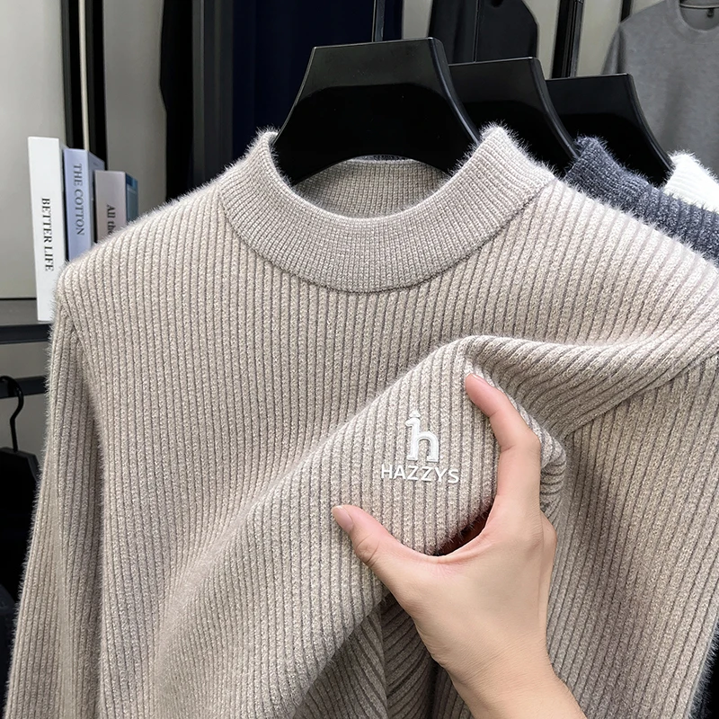 Nowy ciepły sweter męski z futra norek na zimę 2025, z grubym, półgolfem i zintegrowaną bazą z polaru, dzianinowy top.