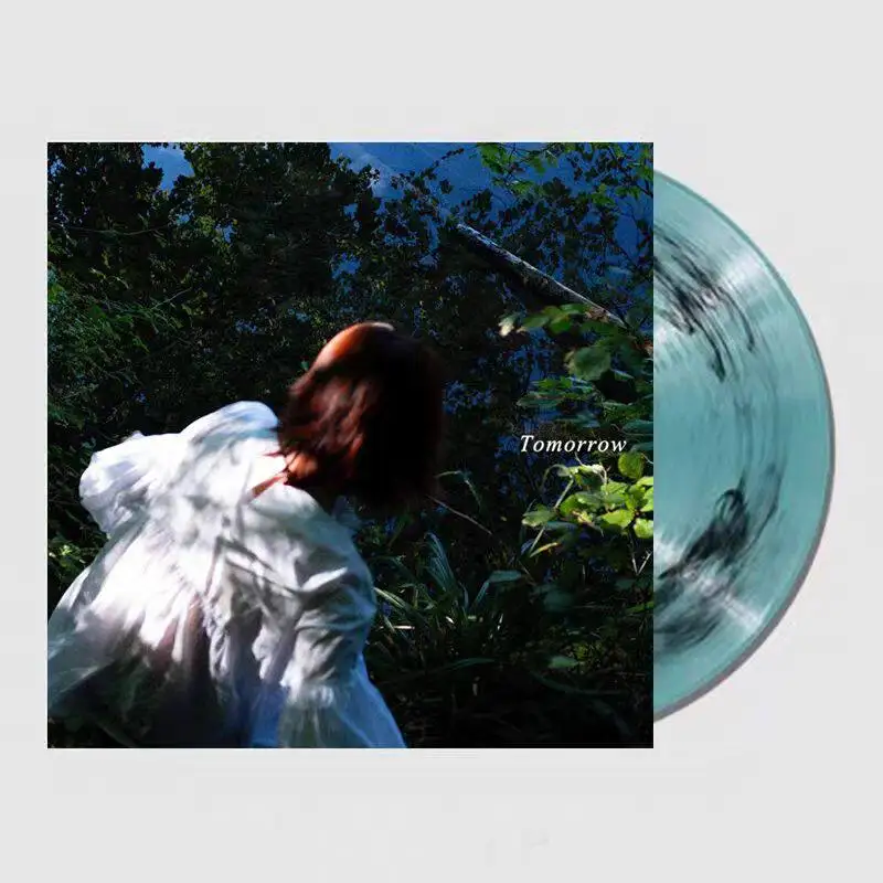 

Chestnut Bakery "Tomorrow" 7-дюймовый цветной винил с эффектом копчения | Лимитированное издание (сингл/EP) - Уникальный эффект дымки, коллекционный предмет