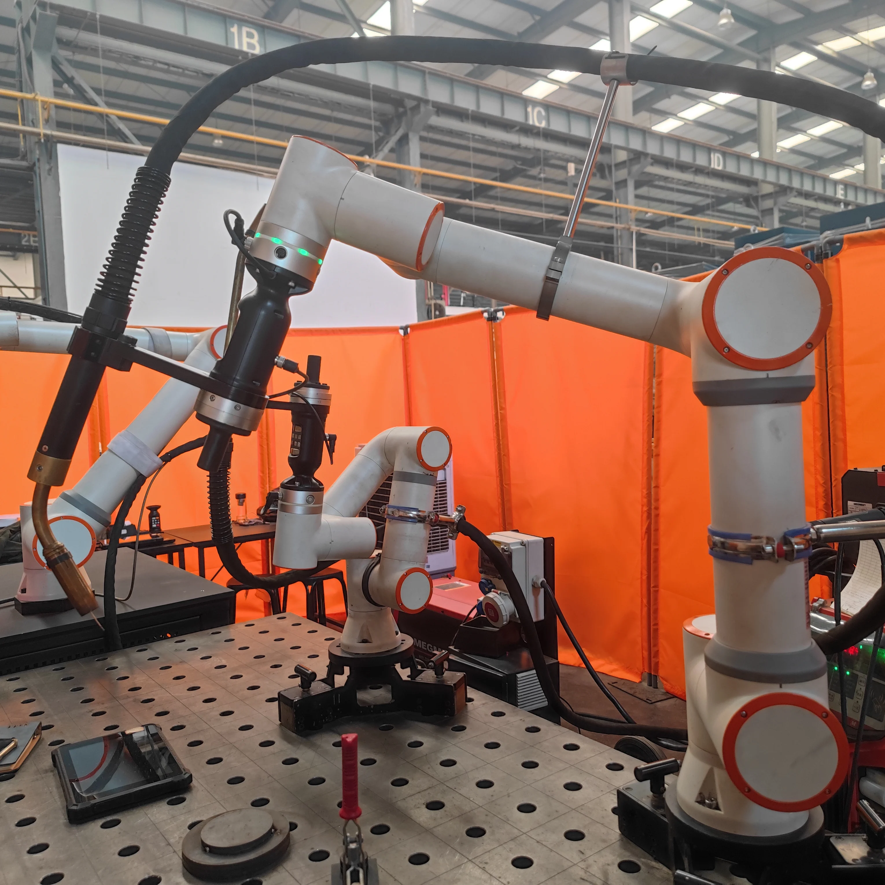 เครื่องเชื่อมแขนหุ่นยนต์ 6 แกนแบบอัตโนมัติร่วมปฏิบัติงานรุ่น Dreamon พร้อมมอเตอร์ 380V 19KW โครงสร้างเหล็กอัลลอย