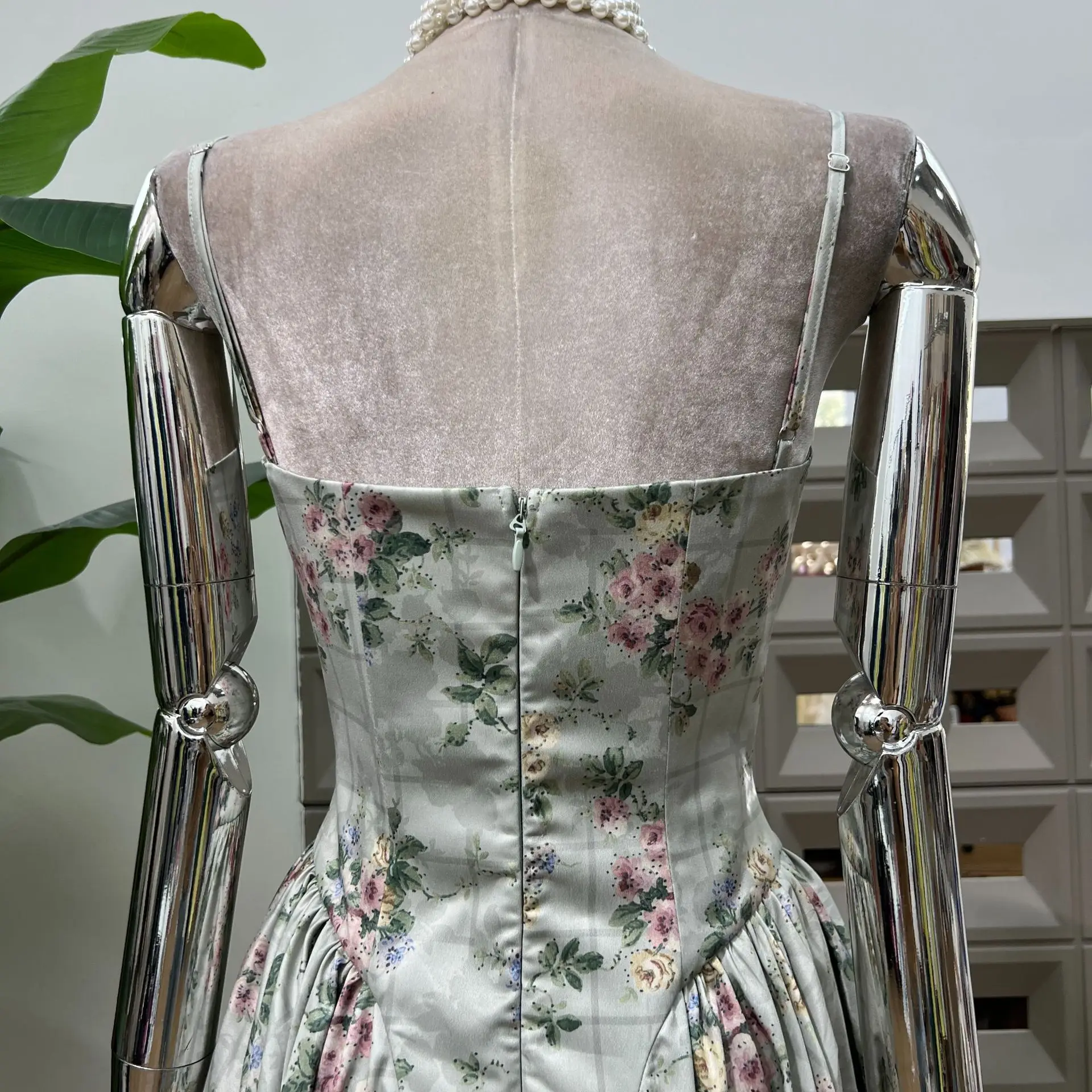 Grünes Retro-bedrucktes, schlankes, plissiertes Maxikleid mit hoher Taille, Urlaub, Sommer, 2025, neues Damen-Spaghetti-Trägerkleid, Promi-Club-Kleider