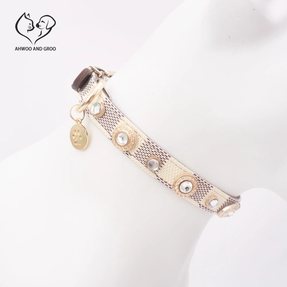 Luxury Cat Collar Lucky Clover Pet Necklace PU Leather Regulowana obroża dla kota Mały średni pies Akcesoria dla zwierząt Akcesoria Perro Supplies