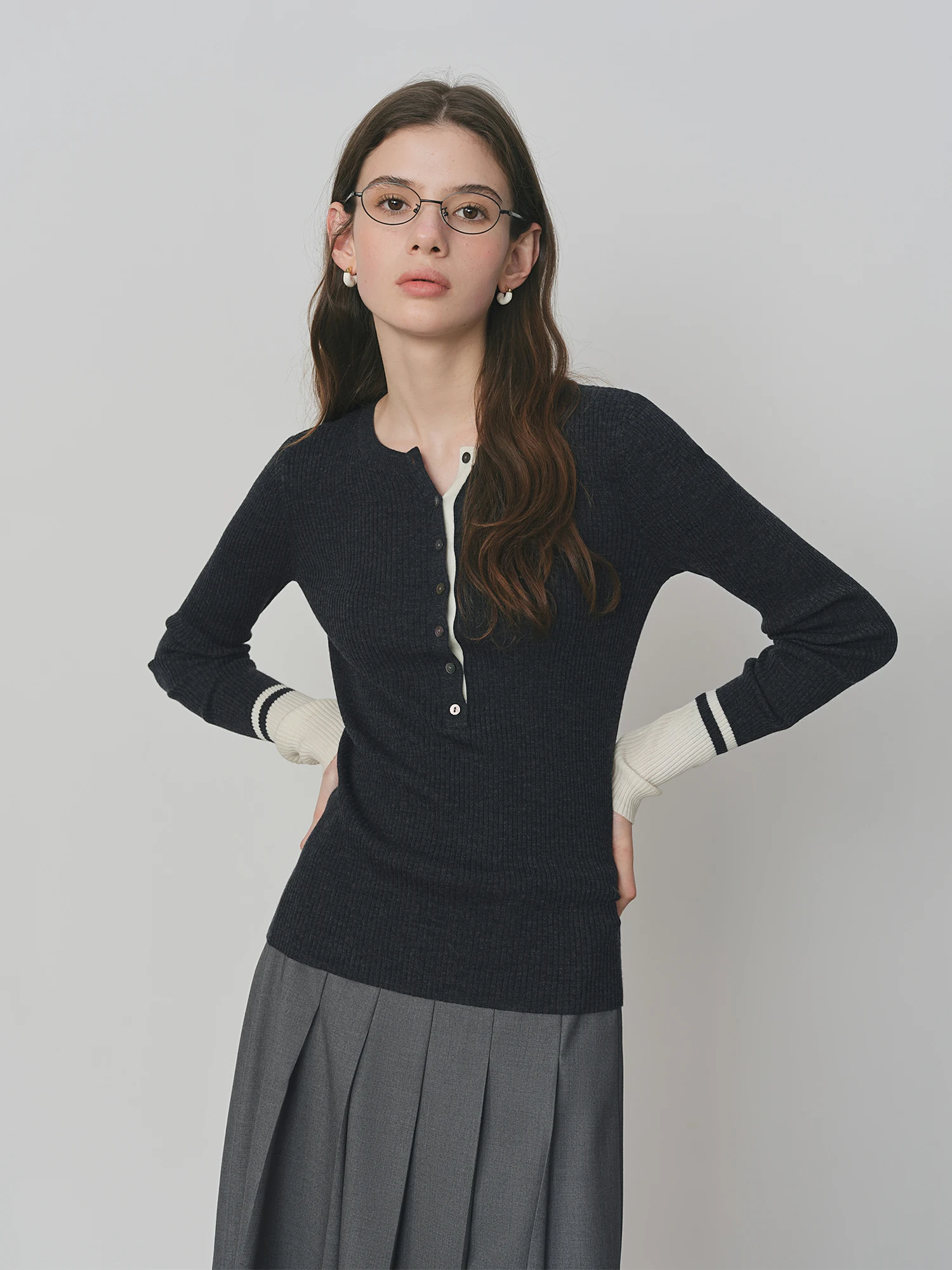 FSLE Lana Temperamento semplice Colore a contrasto Maglione con colletto Henry 2025 Autunno Nuovo stile Abbigliamento interno 25FS13063