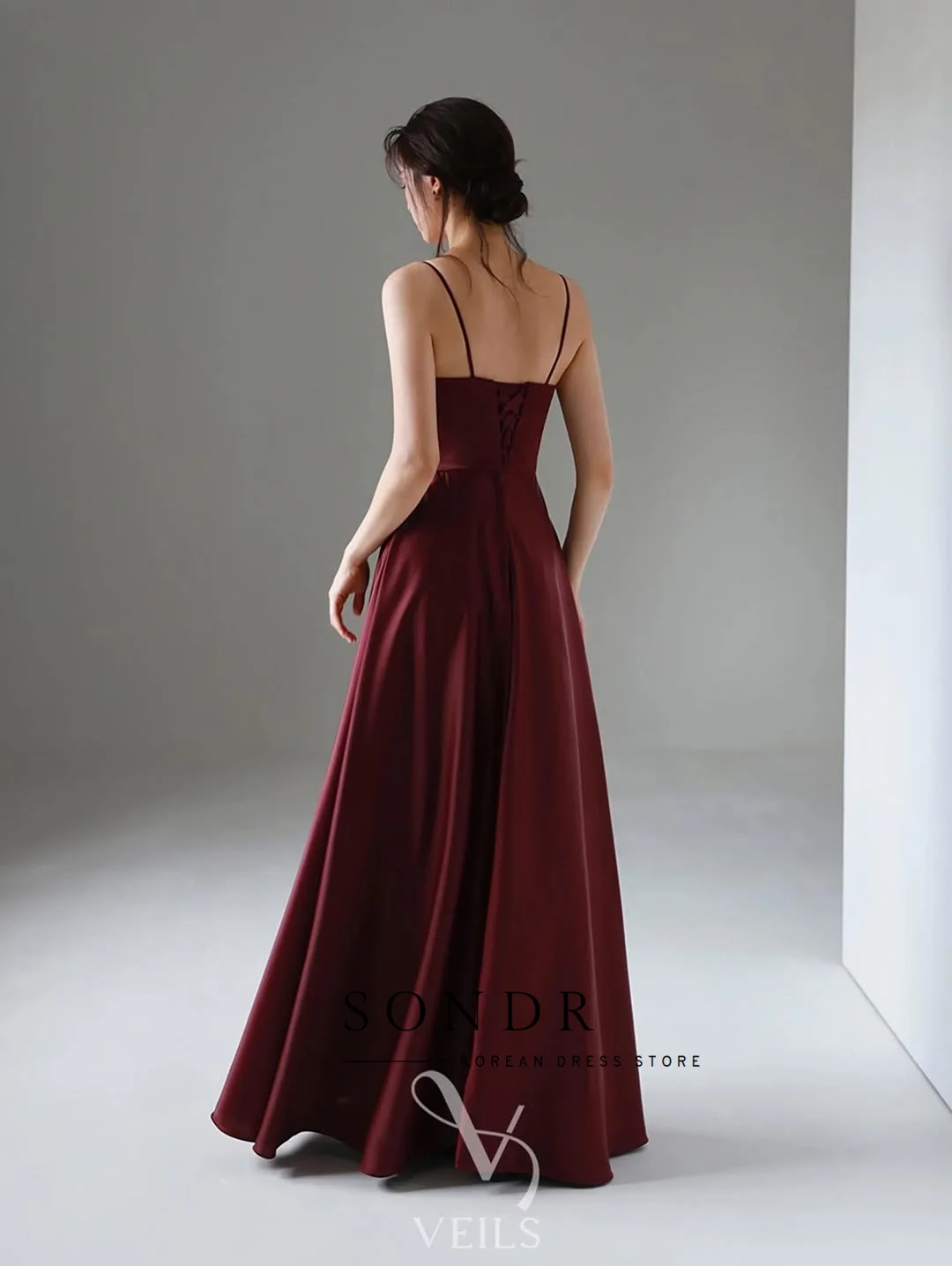 فساتين سهرة Sondr Cowl Spaghetti بأشرطة عنابي فستان حفلات كوري مخصص على شكل حرف A مشد خلفي لحفلات الزفاف لالتقاط الصور #4