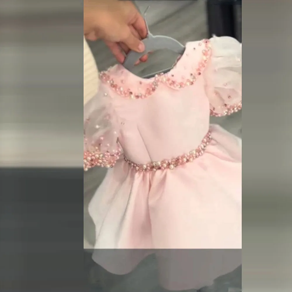 ชุดเดรสดอกไม้สีชมพู O คอสั้นแขนลูกปัดไข่มุกเข่าความยาวสาวชุดวันเกิด First Communion Gowns
