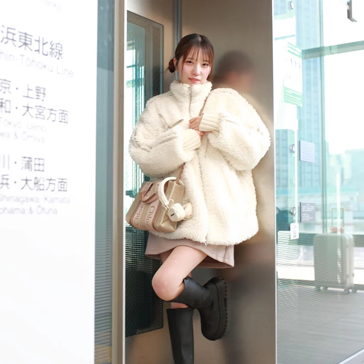 جديد لخريف وشتاء 2025 سترات نسائية دافئة من القطيفة سترات نسائية على الطراز الياباني معاطف سوداء أساسية من الفرو الصناعي اليومي