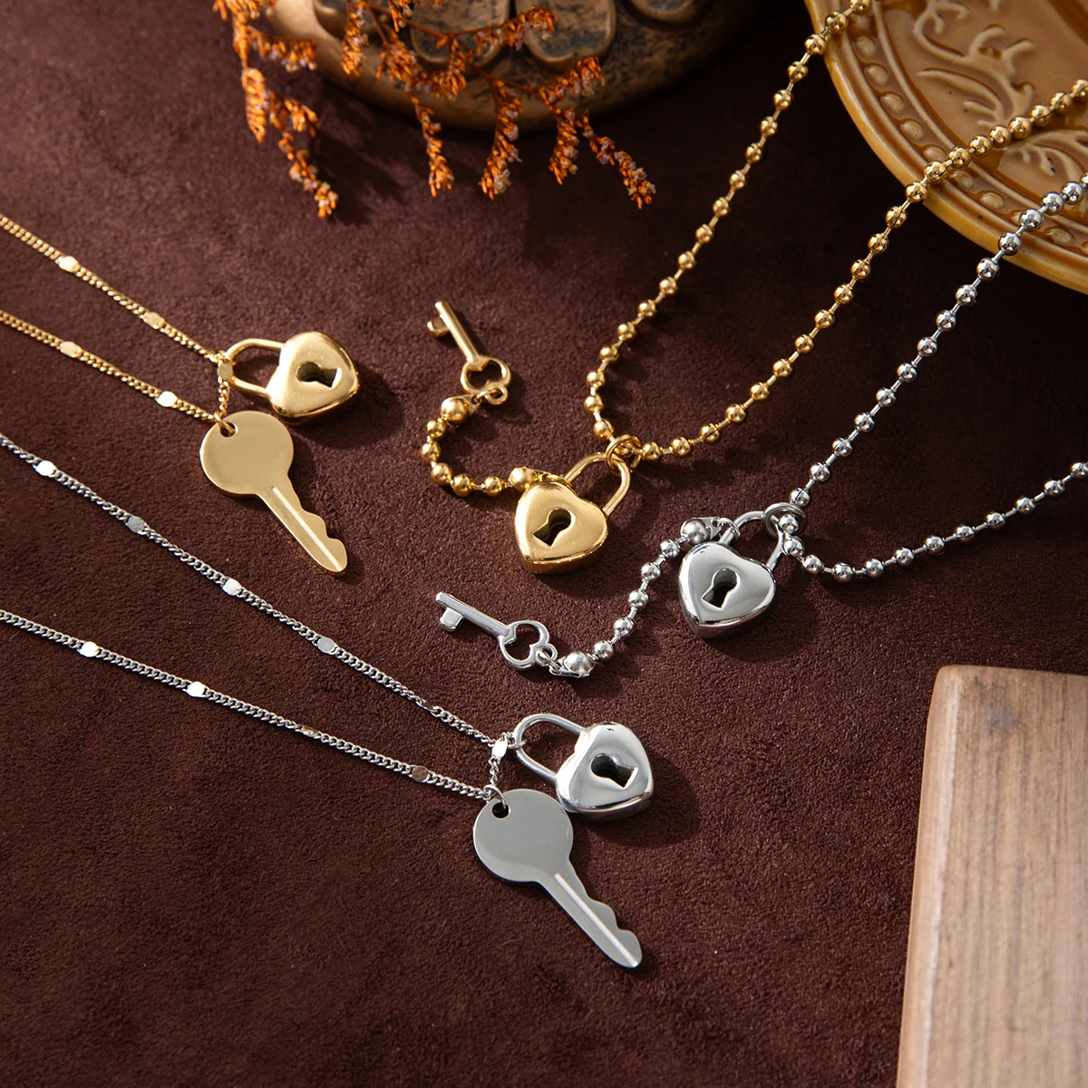

Key and lock heart-shaped pendant necklace, made of stainless steel and plated with 18K gold, suitable for couples