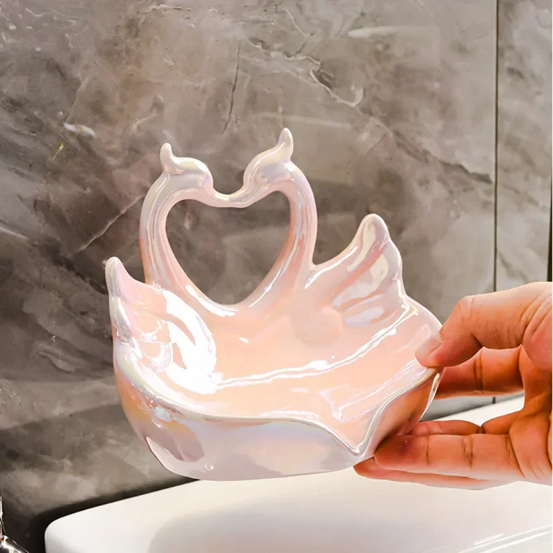 Portasapone creativo di lusso leggero per la casa, bagno, accessorio per lavandino in ceramica con decorazione a forma di cigno, montato a parete