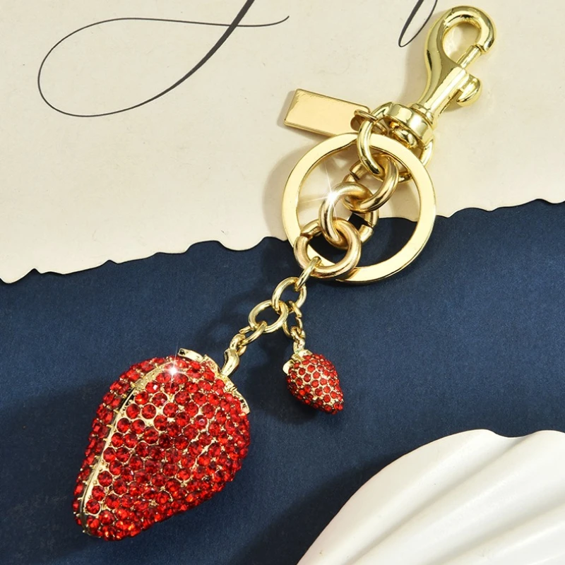 Porte-clés Fraise Rouge avec Strass et Cristaux pour Sac à Main – Idéal pour Sublimer les Sacs de Créateurs pour Femmes – Idées Cadeaux Y2K Scintillants pour Anniversaire