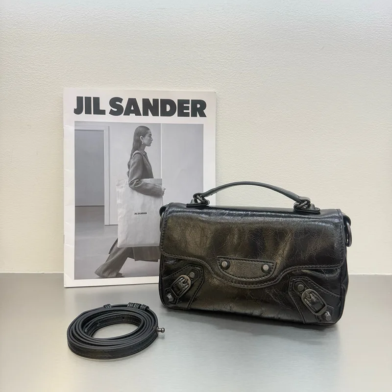 Oil wax leather locomotive bag 2026 new model, minimalist leather women's bag, niche flip-top portable messenger