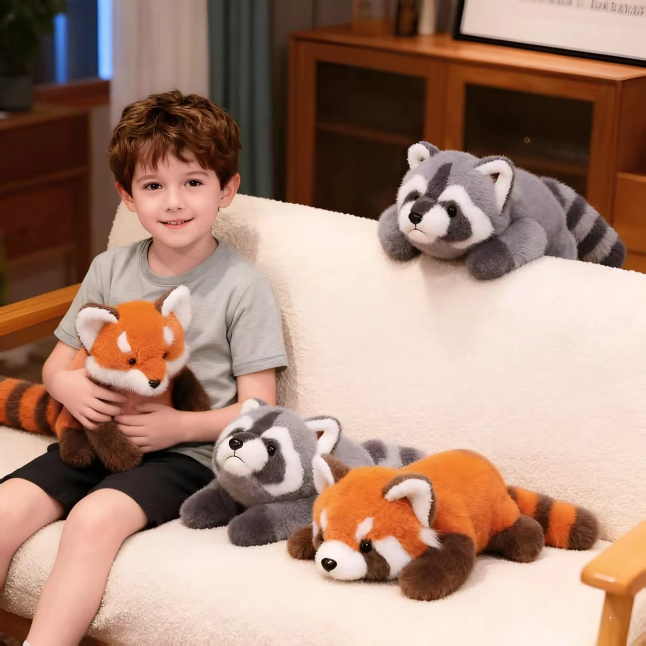 Image of Entzückendes Plüschspielzeug eines Fuchs, Roten Panda und Waschbären – Unglaublich weiche, umarmbare Kissen, ideal als süßes Geburtstagsgeschenk.